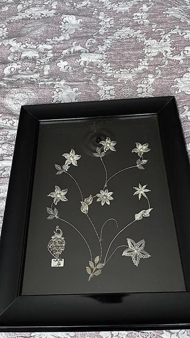 Qara şüşə fon üzərində gümüşü naxışlı dekorativ tablo - Material