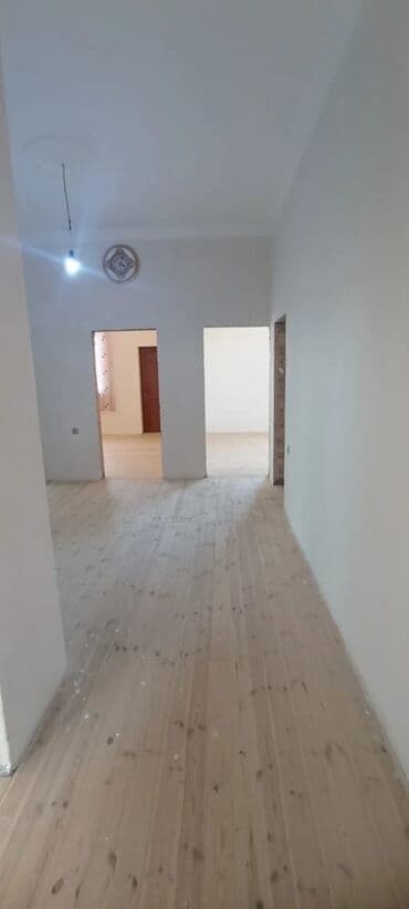 2 mərtəbə: Ev 4 sot torpaqda yerləşir. 3 otaq, 1 qonaq otağı, mətbəx və sanitar — 6