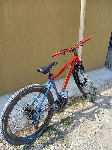 Dağ velosipedi – 26" təkərlər, ön amortizatorlu. - Rəng: narıncı–mavi lalafo.az -da Dağ velosipedi – 26" təkərlər, ön amortizatorlu. - Rəng: narıncı–mavi