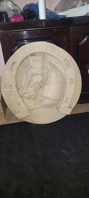 Dekorativ relyef panel – at başı təsviri - Material: qumdaşına bənzər