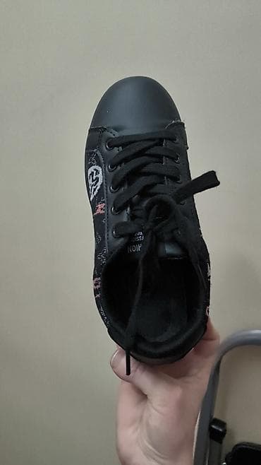 Kişi ayaqqabıları: Qara rəngdə casual idman ayaqqabısı - Dizayn: Kvars qara üst, yan — 1