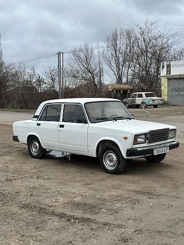 planeta 5: VAZ 2107 sedan – ağ rəng, 4 qapı, arxa ötürücülü klassik model — 1