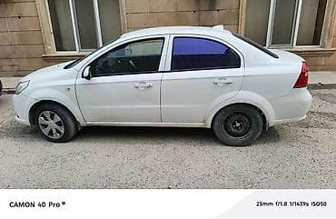 Chevrolet Aveo sedan – ağ rəng, 4 qapı, kompakt şəhər avtomobili