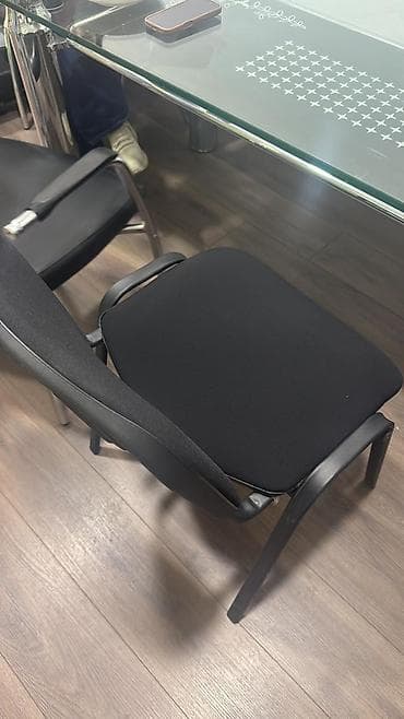 sac yuma moyka: Ofis/konfrans stulu - Rəng: qara - Oturacaq: yumşaq, parça örtüklü — 1