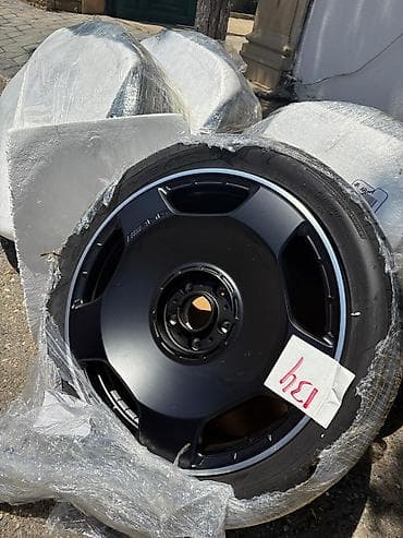 235/40R22 ölçülü təkərli qara rəngli avtomobil diski. Bu disk müasir — 3