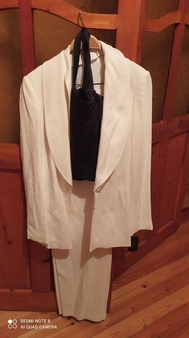 Charuel qadın kostyumu – ağ rəngdə klassik üçlük. - Jaket: geniş shawl