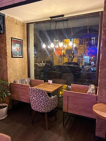 hövsan obyekt: Sahil metrosnun yaninda əsas kücədə insanlarin ən pik six olduqj bir — 7