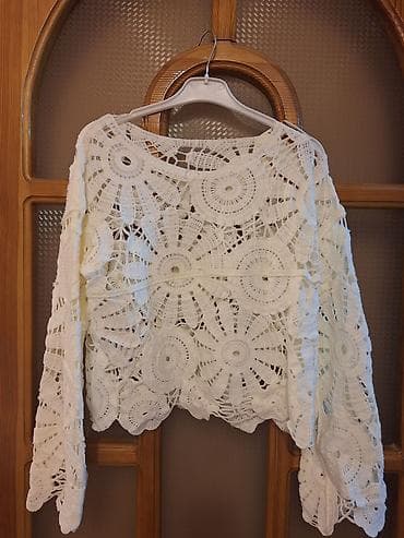 flo memar ecemi: Ağ rəngdə, əl işi görünüşlü krujeva/haşiyəli bluzka. - Model: geniş — 2