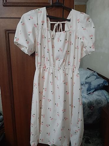 Açıq krem rəngdə, albalı naxışlı qadın paltarı. - Kvadrat yaxalı və