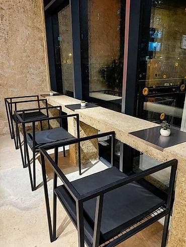 kafe divani: Stullar ilə, Yumru masa — 3