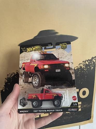 sederek oyuncaq: Hotwheels premium modelleri Toyota pickup truck-13AZN Land rover — 1