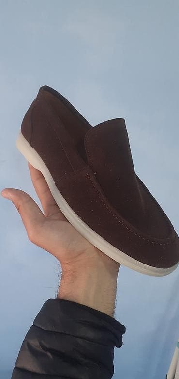 sapaçki modelleri: Kişi mokasinləri – qəhvəyi süet üst, ağ yüngül rezin altlıq.Aptavoy — 2
