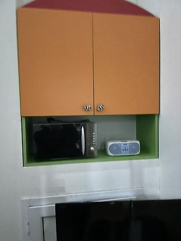 Rəngli divar asma şkafı və niş həl­li - Üst hissə: iki qapılı