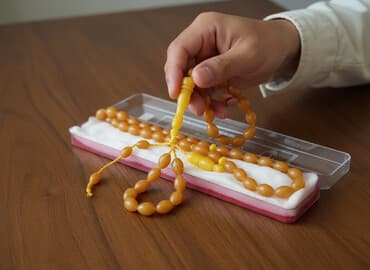 Məhsul: Təsbeh - Material: sarı–kəhrəba rəngli sintetik/akril