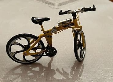 velosiped matoru: Qırmızı rəngdə mini velosiped modeli – dekor və kolleksiya üçün — 5