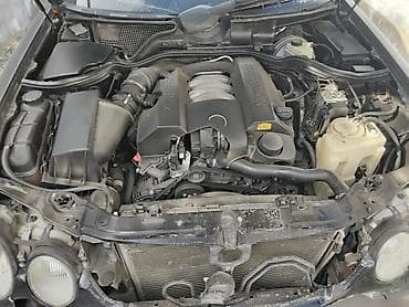 Mercedes-Benz E 320: 3.2 l | 1999 il Sedan