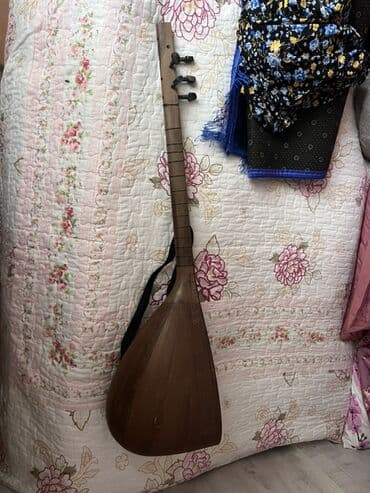 Milli musiqi alətləri: Saz – xalq çalğı aləti - Korpus: armud formalı, tam ağacdan (tək — 1