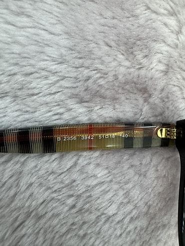 qizi: Gün eynəyi, Burberry — 2