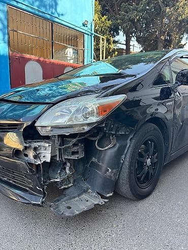 toyota prius c: Toyota Prius, qara rəng, hibrid. Kuzov liftback. Arxa hissədə “Prius” — 3