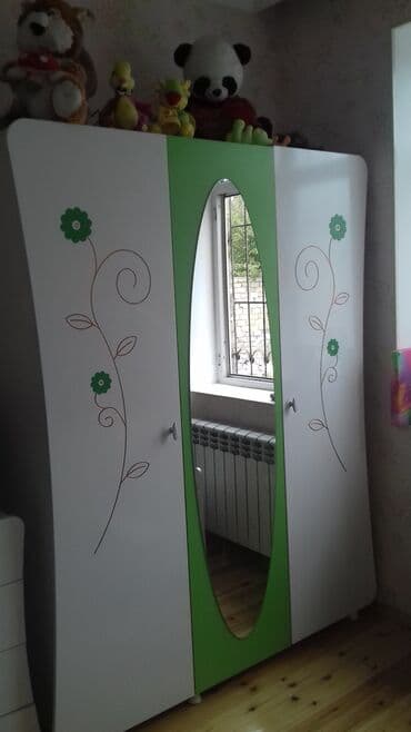 hamam moydadir: Uşaq otağı üçün mebel dəsti Tərkib: - Üç qapılı dolab – orta hissədə — 1