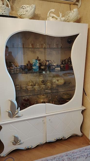 Мебель: Ağ rəngli vitrin-bufet - Material: parlaq MDF/qabıq örtüklü korpus — 1