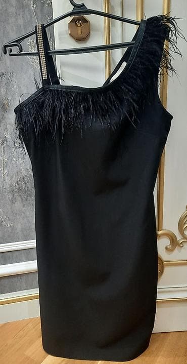 Qara kokteyl geyimi – tük detallı, bir çiyinli - Rəng: klassik qara -