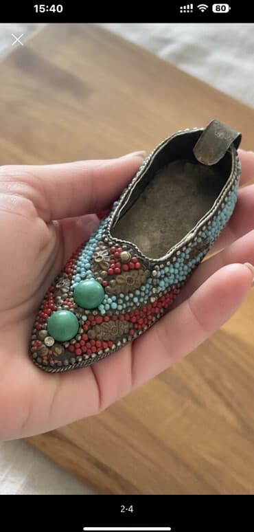 Renault: Bu, rəngli muncuqlu bəzəkləri və iki yaşıl daş detalı ilə bəzədilmiş — 1