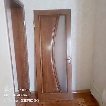 Ağac materiallı, klassik üslubda otaq qapısı. İsti açıq-qəhvəyi rəng