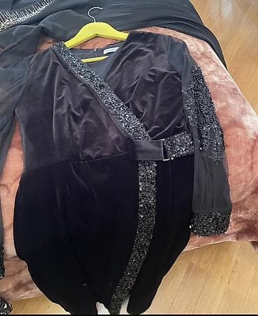 dress: Qara rəngli zərif qadın libası. Məxmər parça ilə hazırlanıb, sinə və — 1