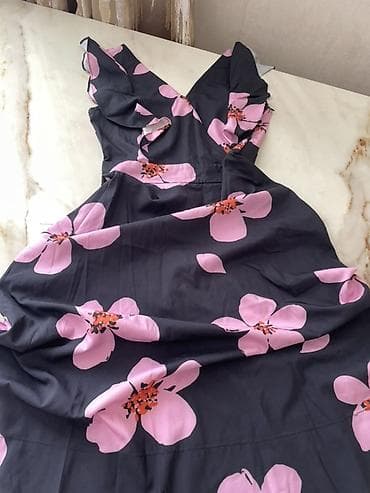 Qara əsaslı, iri çəhrayı çiçək naxışlı qadın donu - Model: V-yaxa