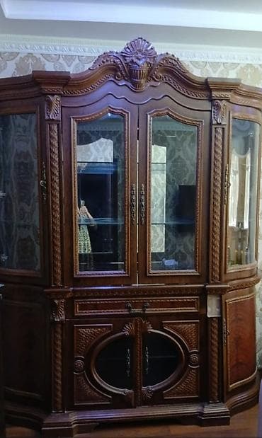 Qonaq otağı üçün klassik üslubda vitrinli bufet/servant. Tünd qəhvəyi