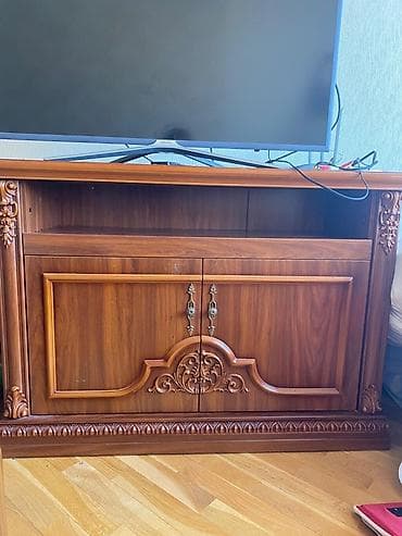 Bu, televizor stendi, güzgülü siyirtməli dolab və şüşəli vitrin də