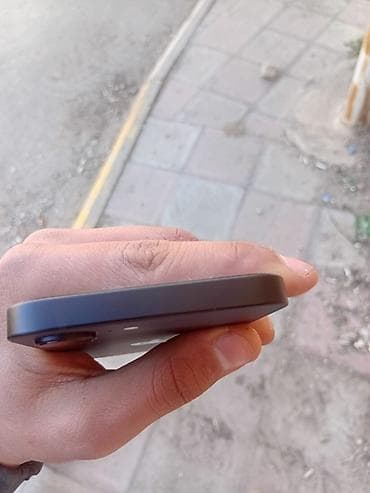 ayfon 4 s: IPhone 16e, 128 GB, Qara — 6