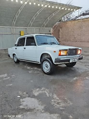 güzgü kamera: VAZ 2107, ağ rəng, sedan kuzov. Texniki xüsusiyyətlər: - Benzin — 4