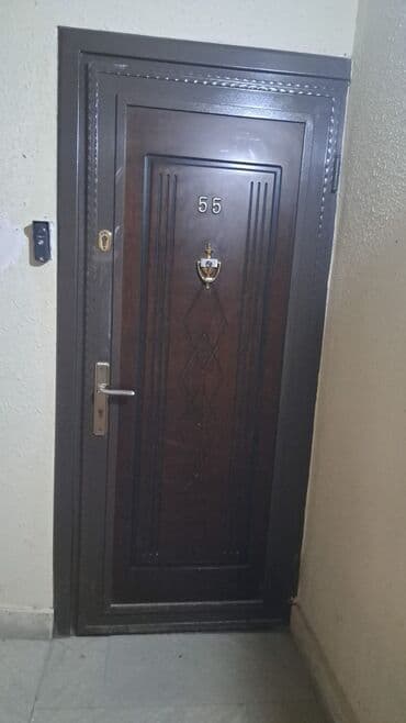 сейфовая входная дверь: Bu metal giriş qapısı möhkəm konstruksiyası və tünd rəngi ilə hər cür — 1