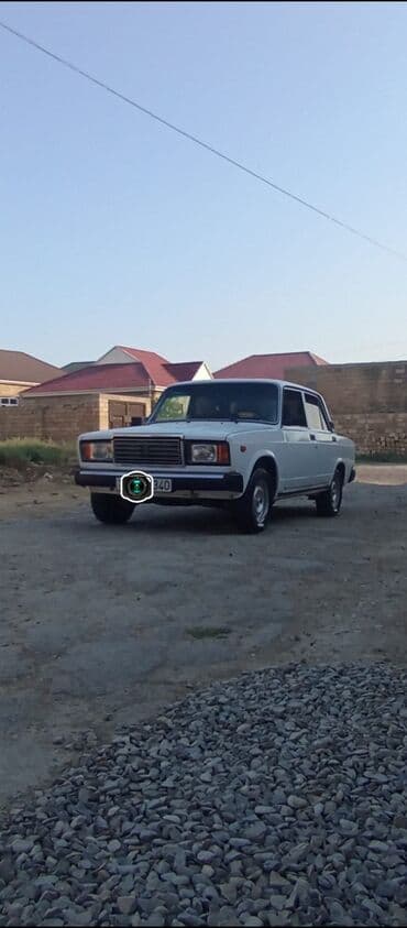 4 goz qaz: VAZ 2107, ağ rəng, sedan kuzov. Əsas xüsusiyyətlər: - Mühərrik: RWD — 1