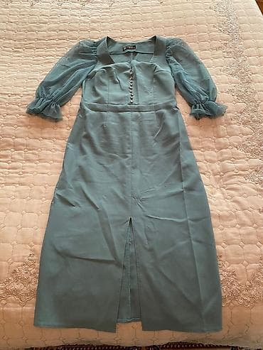 Zərif dizayna malik zümrüd-mavi rəngli qadın donu. - Stil: midi