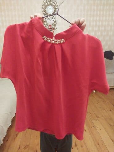 velür qadın kostyumları: Qırmızı geyim dəsti - Paltar: Qısaqol, V-yaxa, dizə yaxın uzunluqda — 3