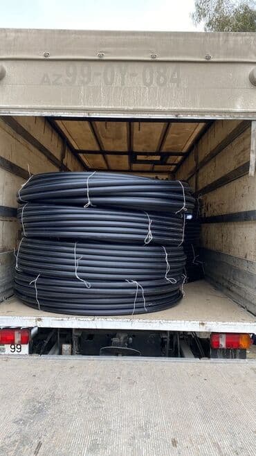 Qara rəngdə, yüksək sıxlıqlı polietilendən (HDPE) hazırlanmış su