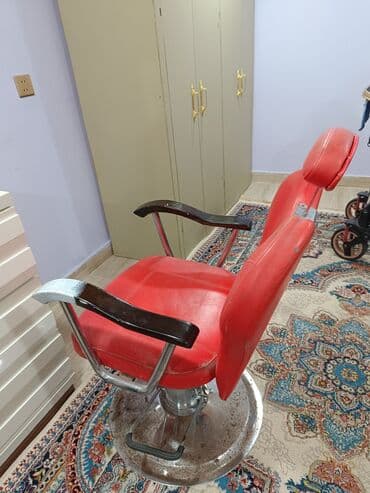 Qida məhsulları: Klassik salon kreslosu tam işlək vəziyyətdə - Parlaq qırmızı dəri — 1