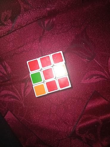 stacktrack oyuncaq dəsti: Mini Rubik kubu (2x2 ölçülü görünüşdə), ağ korpuslu. Gence yerleşir 1 — 2