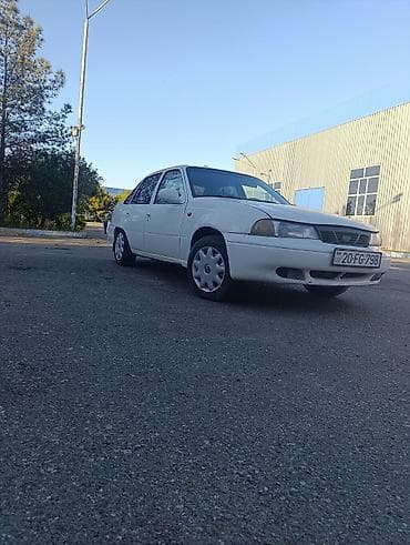 bu avtomobil traktor variantı: Daewoo Nexia sedan, 4 qapı, ağ rəng. - Kuzov: kompakt sedan, ön — 2