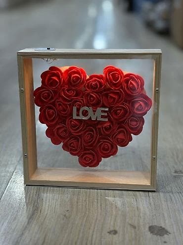 LED işıqlı dekorativ çərçivə – “LOVE” yazılı ürək gül kompozisiyası -