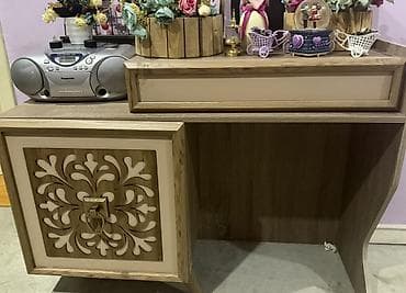 bayraq sekili: Düz masa, Stulsuz, Siyirməli, Teksturalı laminat — 1