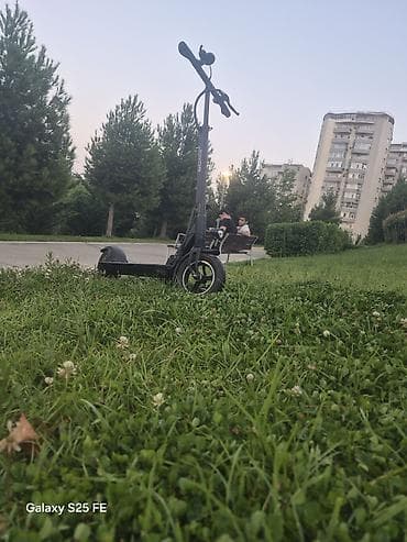 Elektrik nəqliyyatı: Elektrik skuter Xüsusiyyətlər: - Rəng: qara, metal gövdə - Təkərlər — 3