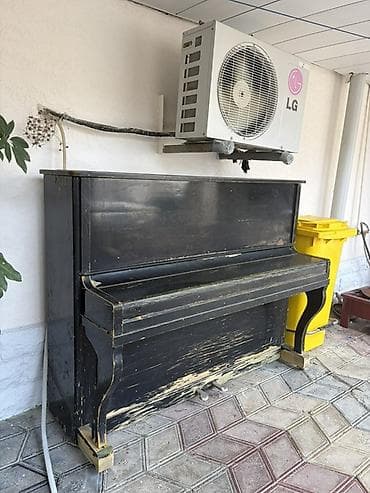 gitara akustik: Upright (şaquli) pianino – klassik dizayn, qara rəngli korpus — 2