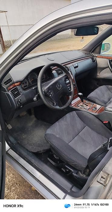 Mercedes-Benz E 240: 2.4 l | 2000 il Sedan