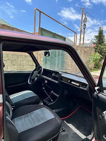 qar tekeri: VAZ 2107 sedan – klassik “Jiquli”. Rəng: tünd albalı (bordo). Kuzov — 8