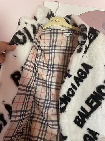 Süni kürk palto 6-7 yaş üçün - Rəng: ağ üzərində qara “BALENCIAGA” — 2