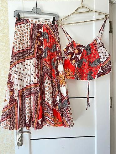 İki hissəli qadın dəsti – ətək və top i. ölçü 38-M. 36-S - Duruş